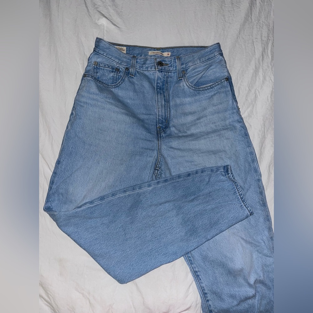 Light blue Levi’s, high loose taper